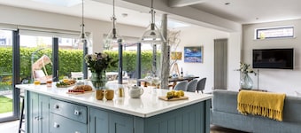 2 Pier Avenue - Whitstable , Kent