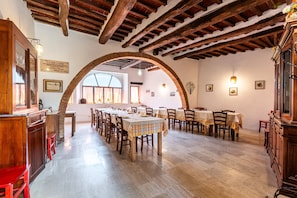 A restaurant with wooden beams, arched ceilings, and multiple tables with chairs. - 'Camera Papavero - Poggio Alla Luna' Apartment with Mountain View, Terrace and Wi-Fi (Gerfalco)
