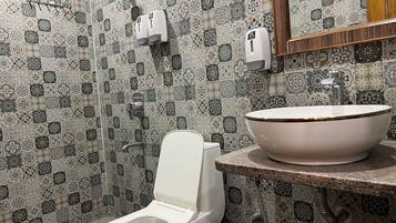 Bathtub dan shower terpisah dan handuk