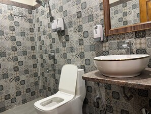 Bañera y ducha independientes, toallas
