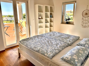 Iron/ironing board, free WiFi, bed sheets