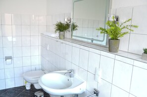 Classic-Apartment, Gartenblick | Badezimmer