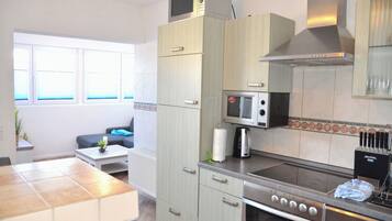Classic Apartment, Garden View | Private kitchen