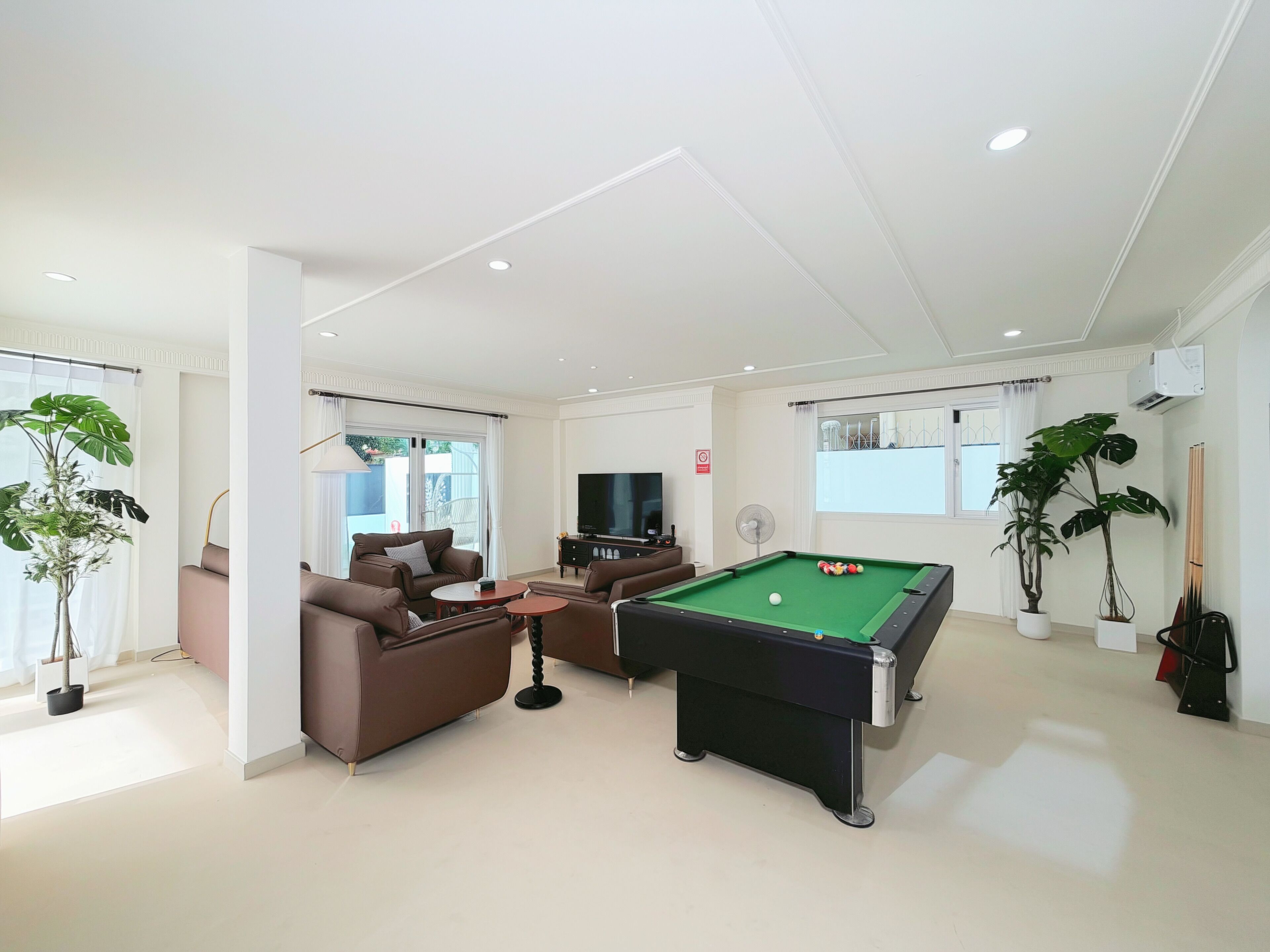 Villa familiar, 5 habitaciones, piscina privada | Zona de estar | Televisión de pantalla plana de 55 pulgadas con canales digitales