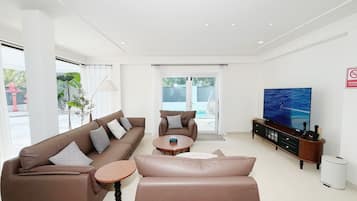Familienvilla, 5 Schlafzimmer, eigener Pool | Wohnbereich | 55-Zoll-Flachbildfernseher mit Digitalempfang