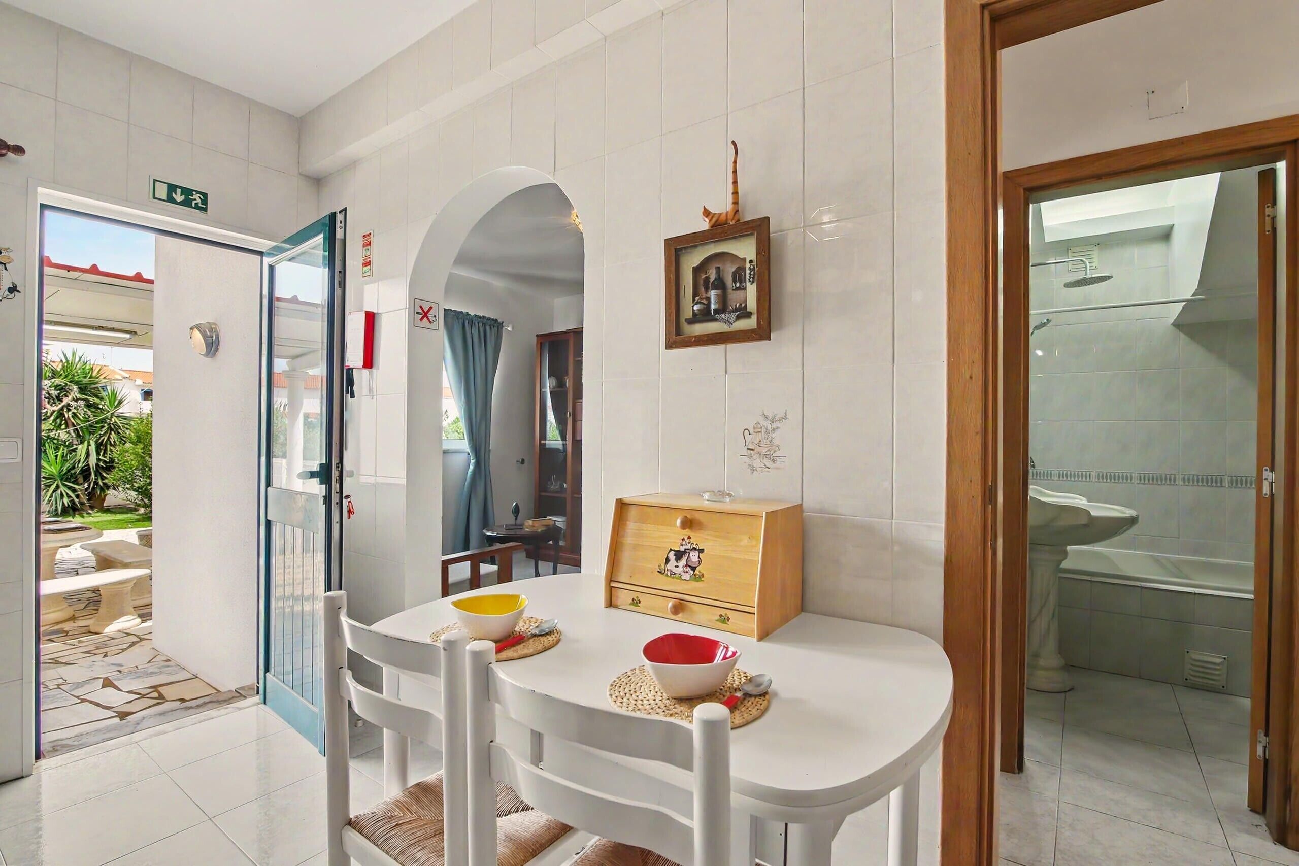 Een schone, moderne badkamer met een bad, douche en toilet.