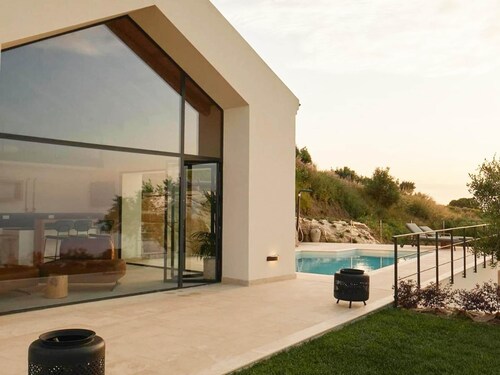 Villa With Private Pool and Sea View