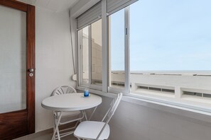 Dining - Apartment 'Small  By The Beach' with Sea View, Balcony and Wi-Fi (Sesimbra)