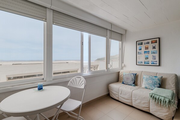 TV - Apartment 'Small  By The Beach' with Sea View, Balcony and Wi-Fi (Sesimbra)