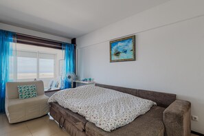 Iron/ironing board, WiFi, bed sheets - Apartment 'Small  By The Beach' with Sea View, Balcony and Wi-Fi (Sesimbra)