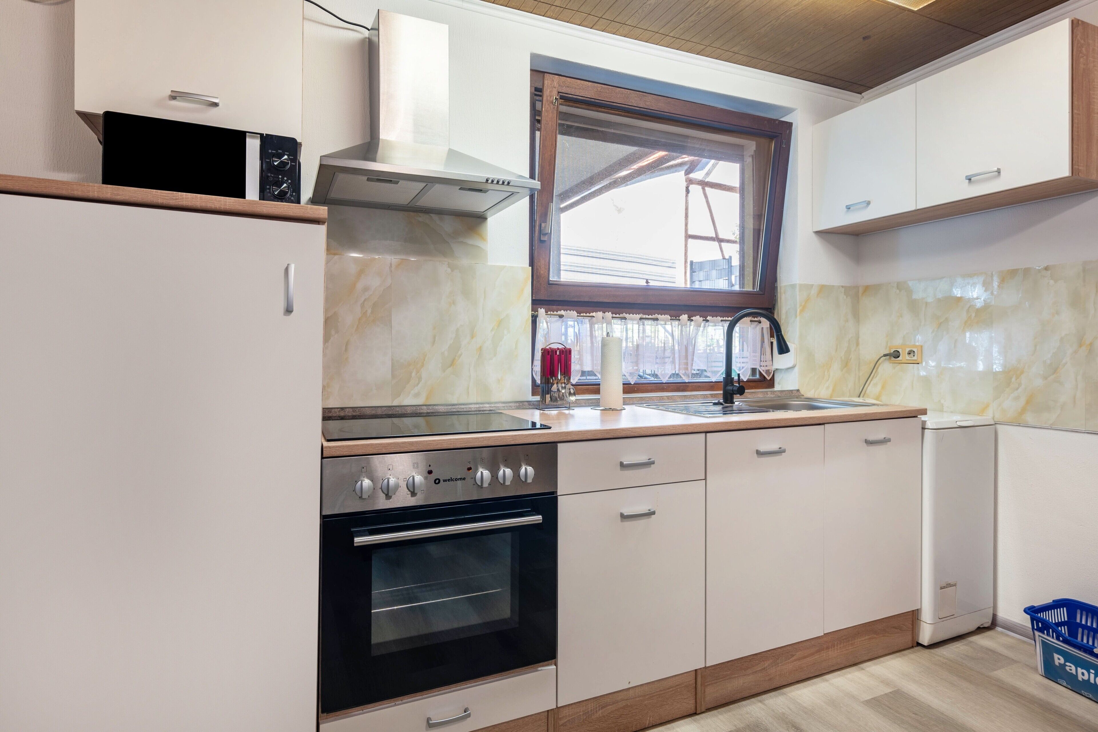 Wasserkocher mit Kaffee-/Teezubehör, Kühlschrank, Mikrowelle, Ofen