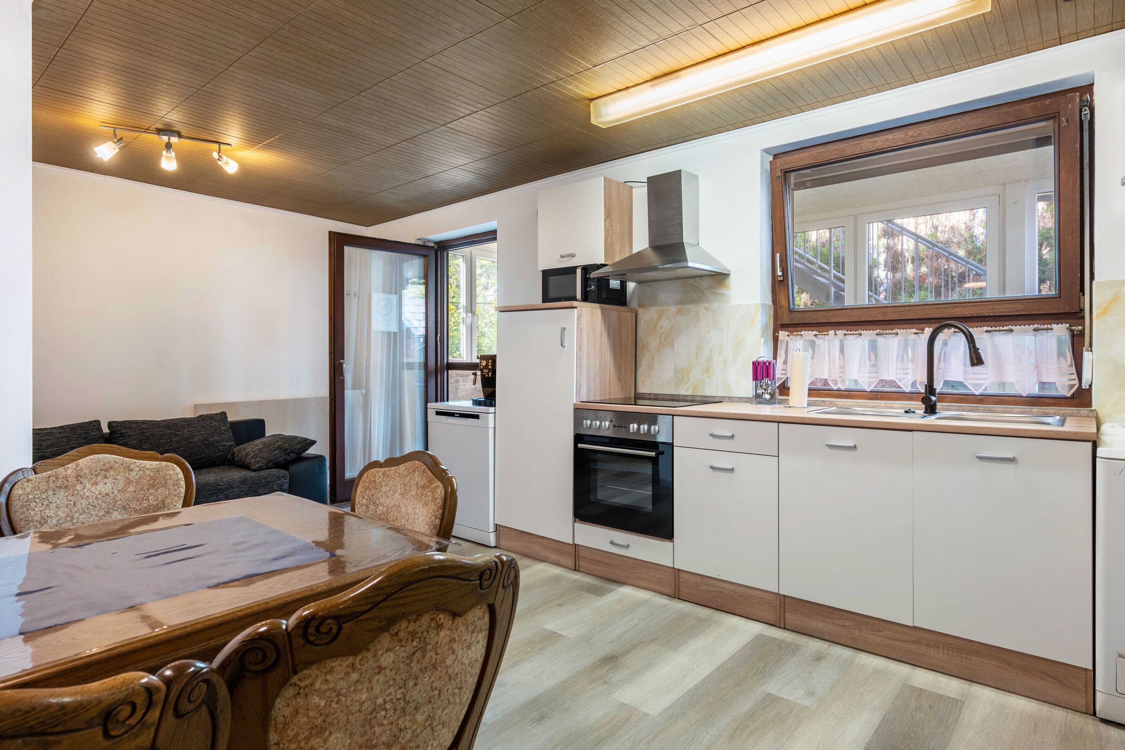 Wasserkocher mit Kaffee-/Teezubehör, Kühlschrank, Mikrowelle, Ofen