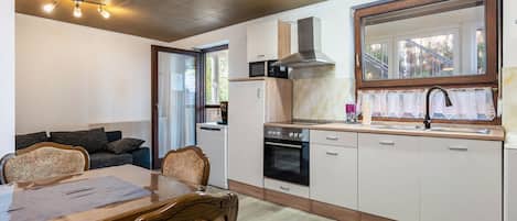 Coffee/tea maker, fridge, microwave, oven