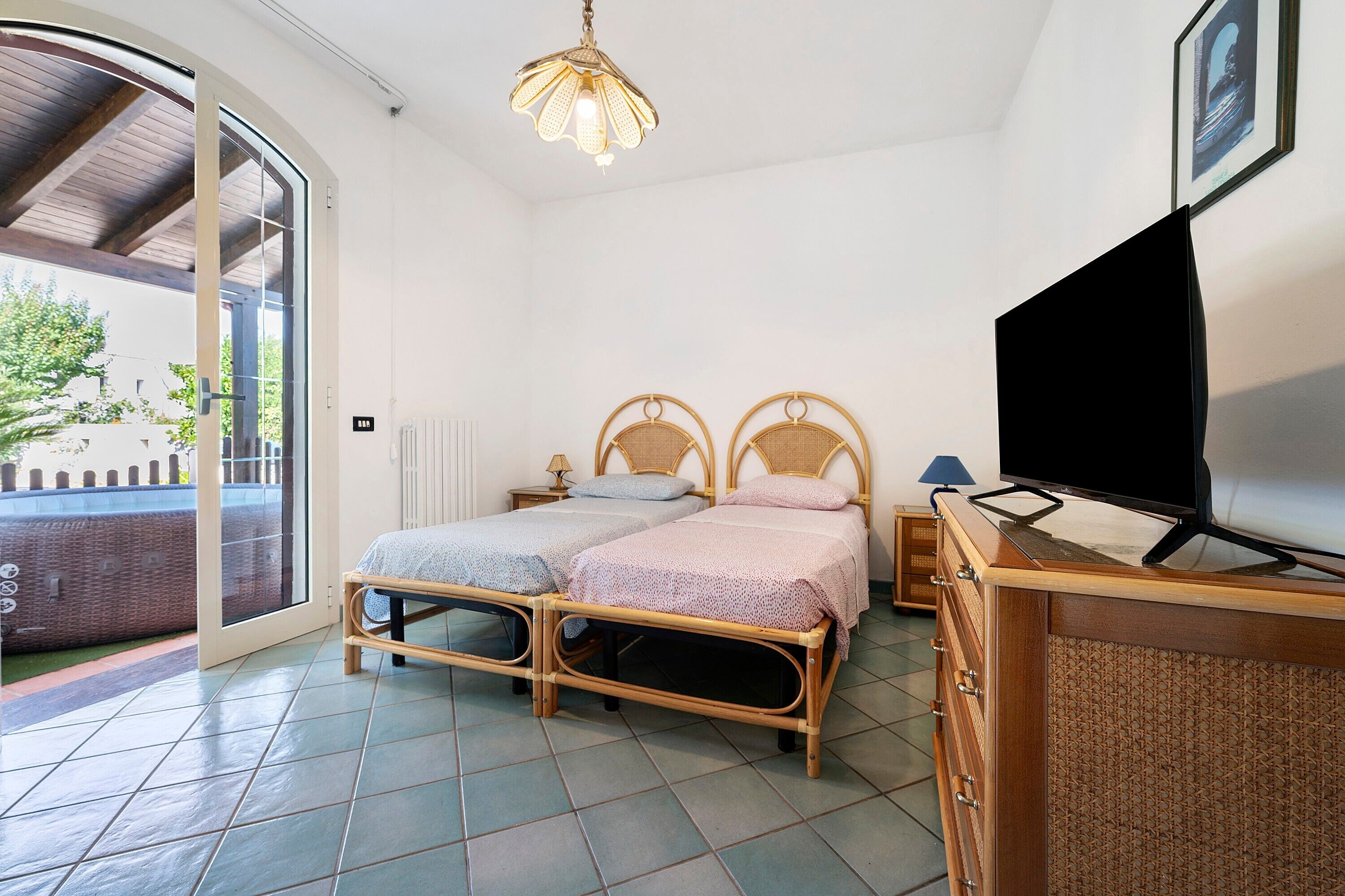 Tabla de planchar con plancha, wifi, ropa de cama