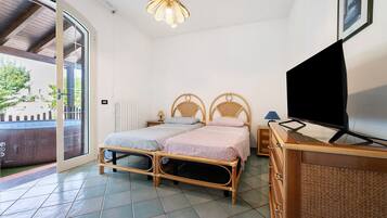 Tabla de planchar con plancha, wifi, ropa de cama