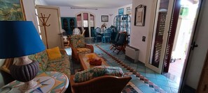 A living room with a sofa, chairs, a coffee table, and a lamp. - Typical Salento Villa on the Coast with Jacuzzi (Santa Cesarea Terme)