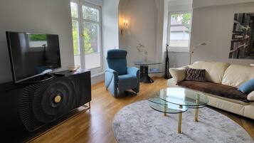 Televisión y chimenea
