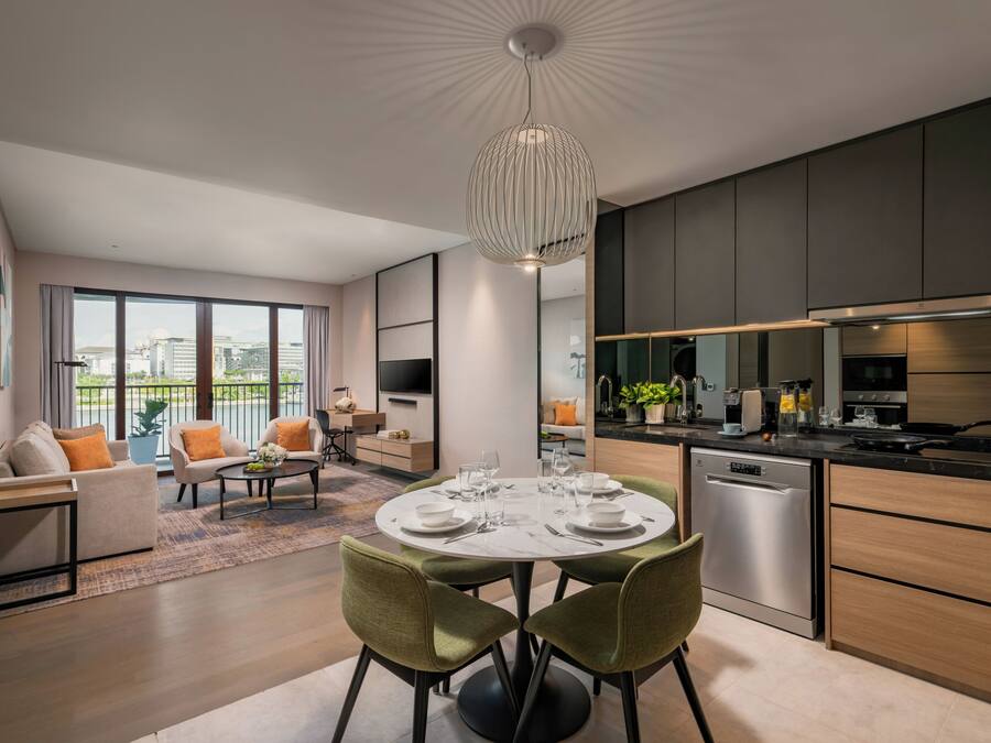 Un apartamento moderno con comedor, cocina y sala de estar.