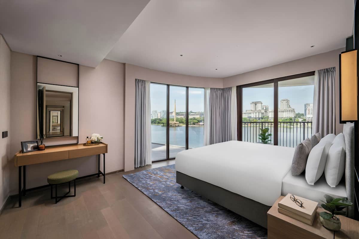 Two Bedrooms Lake View with Balcony | Peti besi dalam bilik, meja, ruang kerja komputer riba 