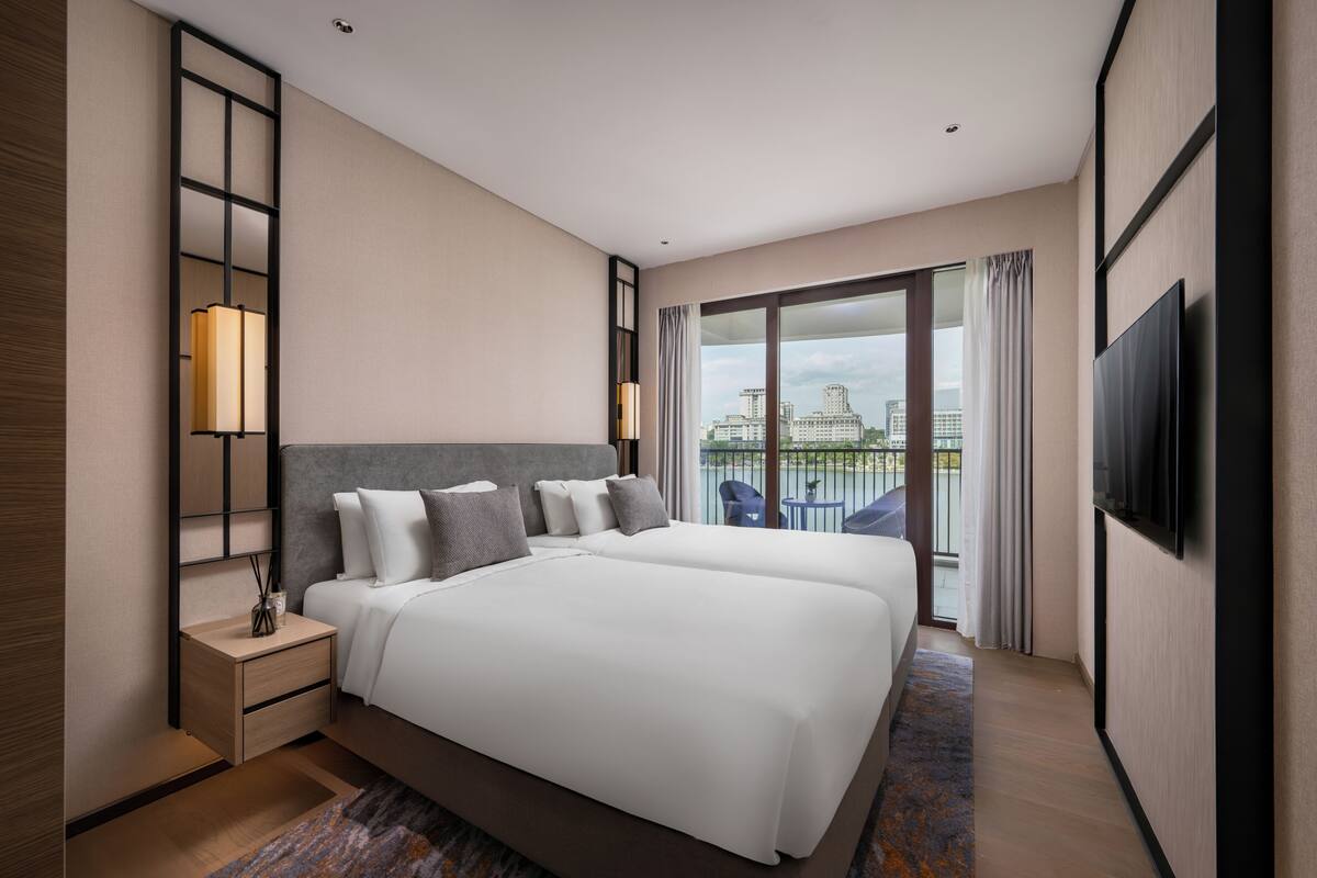One Bedroom Twin  | Peti besi dalam bilik, meja, ruang kerja komputer riba 