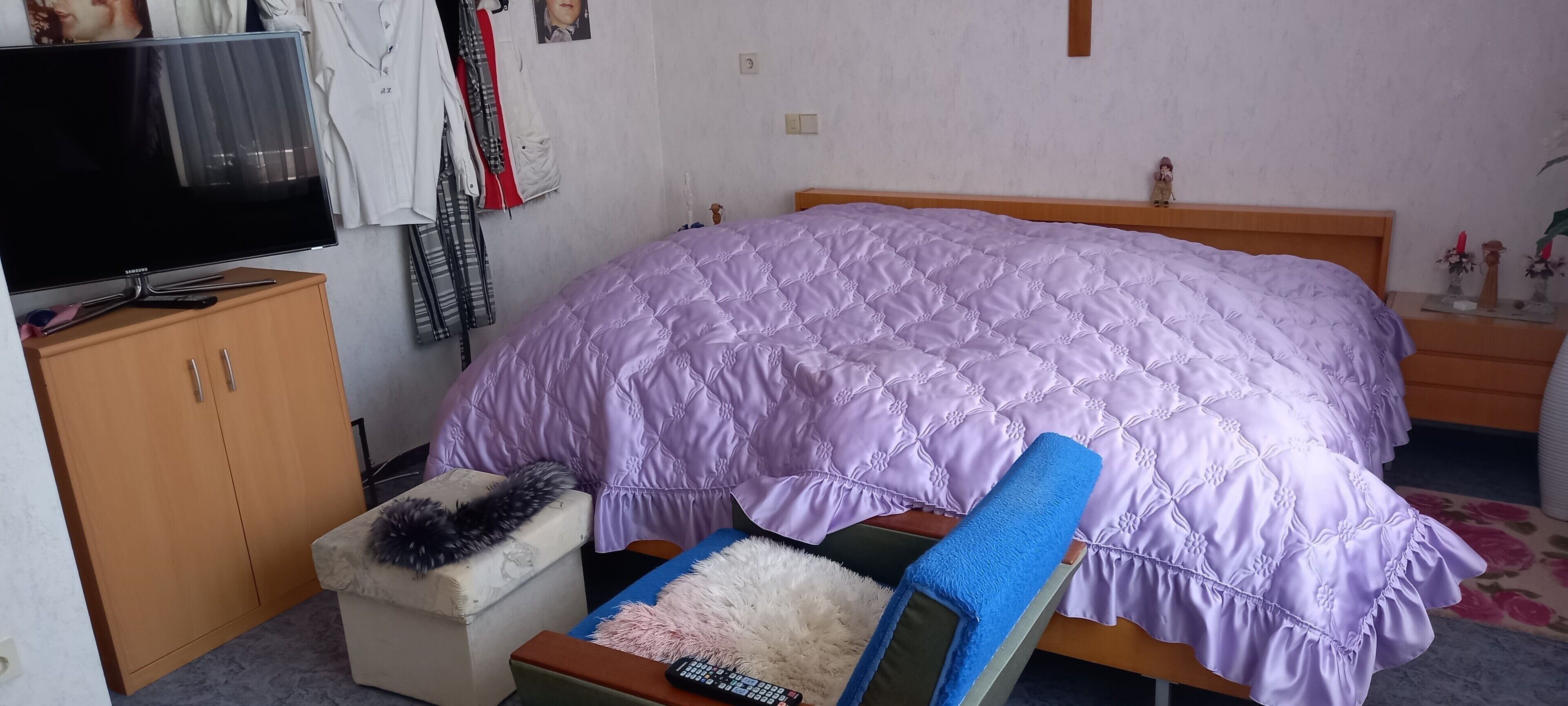 Tabla de planchar con plancha y ropa de cama