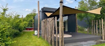 Intimate tiny house with heated outdoor bath by the pond. Enjoy absolute privacy, whispering nature and breathtaking views at 't Nije Hemelriek.
