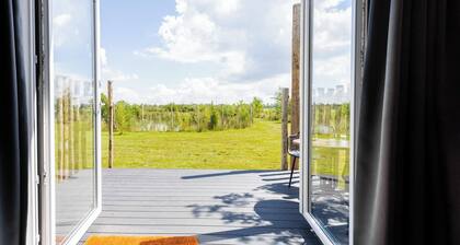 Intimate tiny house with heated outdoor bath by the pond. Enjoy absolute privacy, whispering nature and breathtaking views at 't Nije Hemelriek.