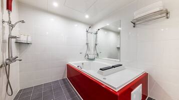 Family Suite | Bathroom | Hair dryer, towels, soap, shampoo