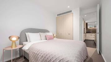 Iron/ironing board, WiFi, bed sheets
