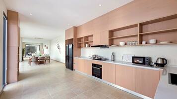 Villa familiar, 5 habitaciones, piscina privada, vistas a la playa | Cocina privada | Frigorífico, microondas y placa de cocina