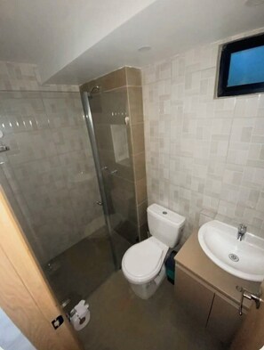 Ein Badezimmer mit Toilette, Waschbecken und Duschkabine.