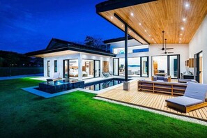 A modern house with a swimming pool, outdoor seating, and a covered patio area. - Casa Entre Monos (Hacienda Pinilla)