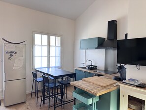 Een koelkast, een magnetron, een oven, een kookplaat