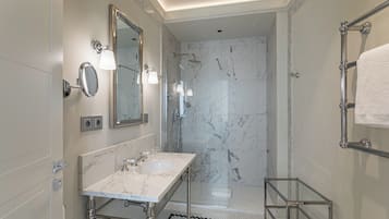 Deluxe-Zimmer, Terrasse | Badezimmer | Dusche, kostenlose Toilettenartikel, Haartrockner, Hausschuhe