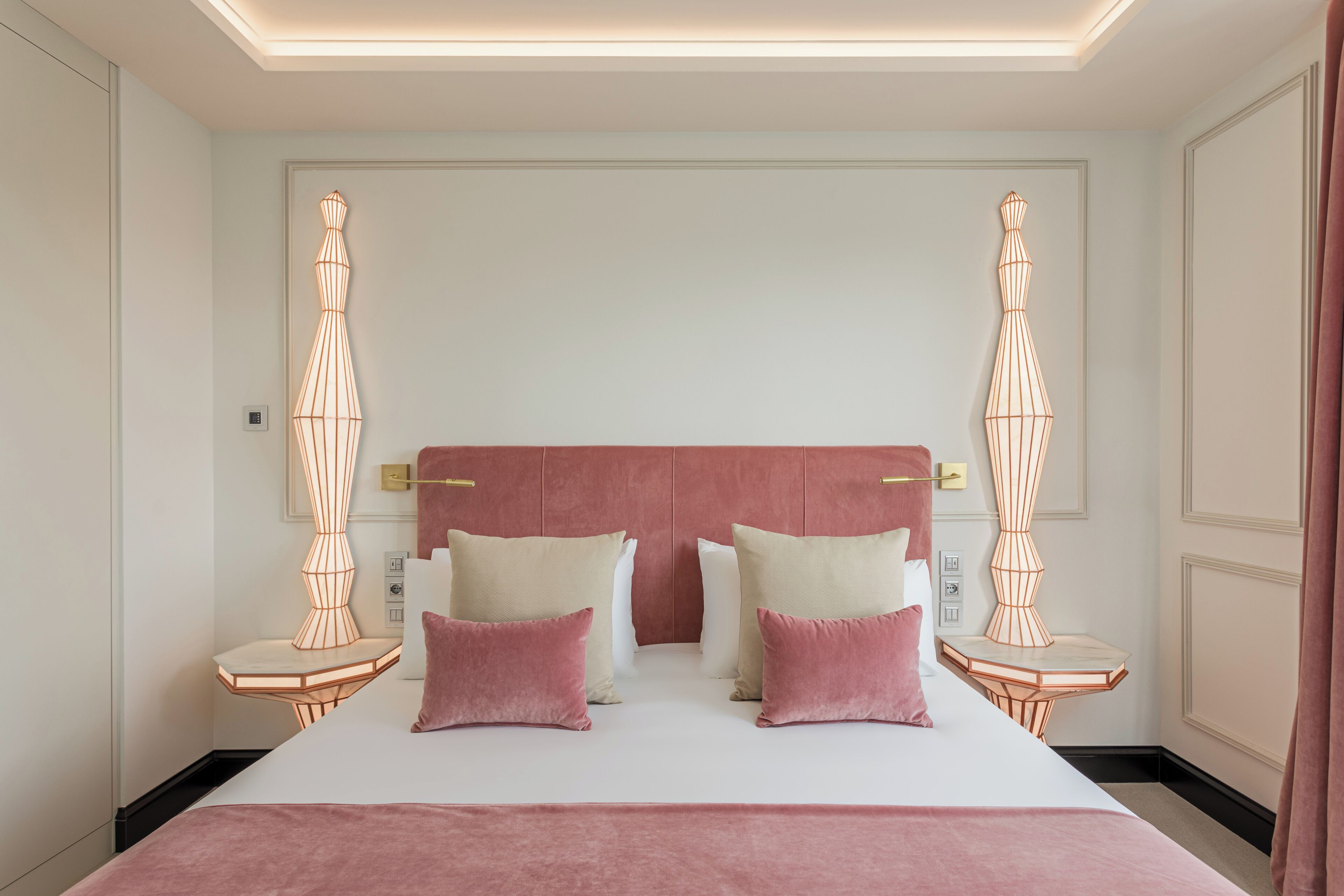 Superior Suite | Minibar, in-room safe, desk, blackout drapes