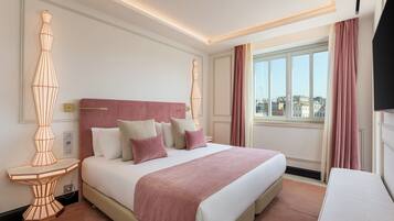 Superior Suite | Minibar, in-room safe, desk, blackout drapes