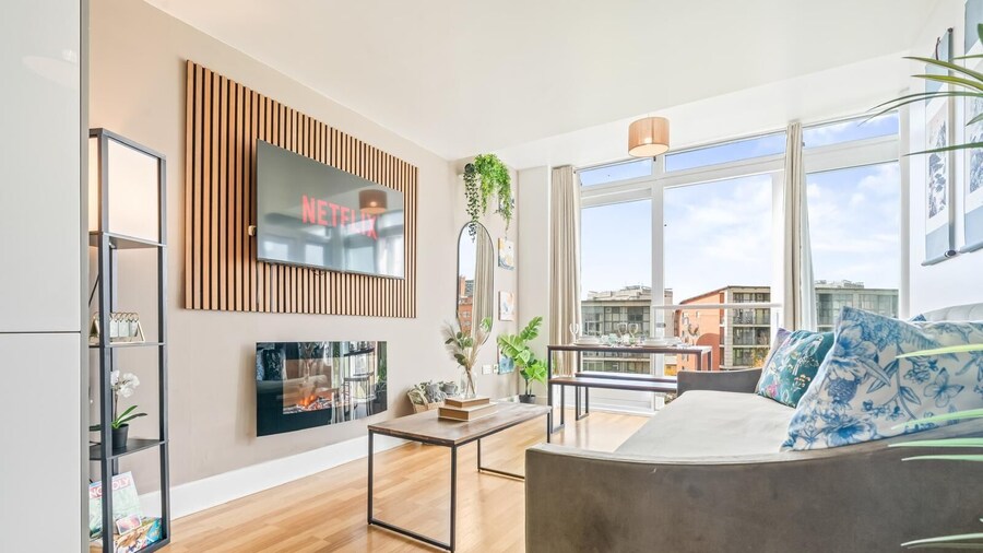 1-bed Apartment, Sleeps 6 With Balcony View in West Midlands