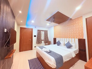 Desk, free WiFi - Puri Hotel Shri Sudama on Seven Hills Rd (Puri)