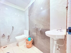Shower, free toiletries, towels - Puri Hotel Shri Sudama on Seven Hills Rd (Puri)