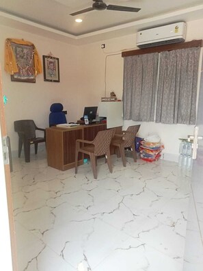 Reception - Puri Hotel Shri Sudama on Seven Hills Rd (Puri)