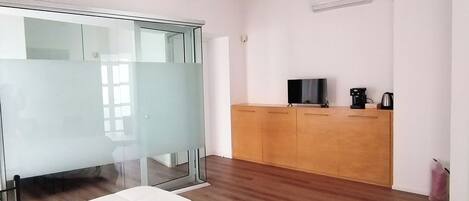 3 chambres, bureau, fer et planche à repasser, lit de bébé portatif