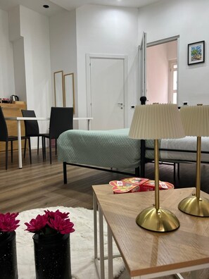 Schreibtisch, Bügeleisen/Bügelbrett, Reisekinderbett, Bettwäsche