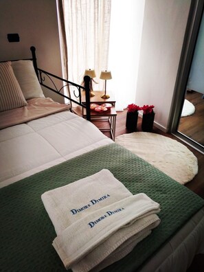 Schreibtisch, Bügeleisen/Bügelbrett, Reisekinderbett, Bettwäsche
