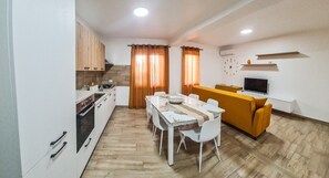 A compact living space with a kitchen, dining area, and a sofa. - Dream House - Phoenix (Marina di Palma)