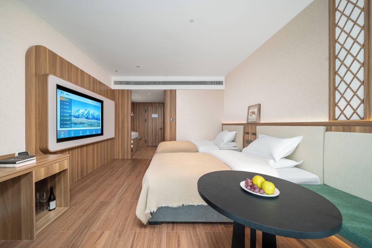 Selimut bulu angsa, minibar, tirai kedap cahaya, dan Wi-Fi gratis
