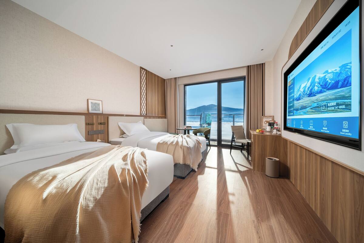 Selimut bulu angsa, minibar, tirai kedap cahaya, dan Wi-Fi gratis