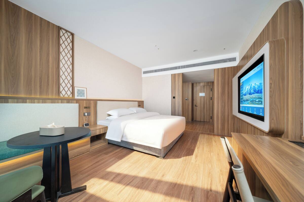 Selimut bulu angsa, minibar, tirai kedap cahaya, dan Wi-Fi gratis