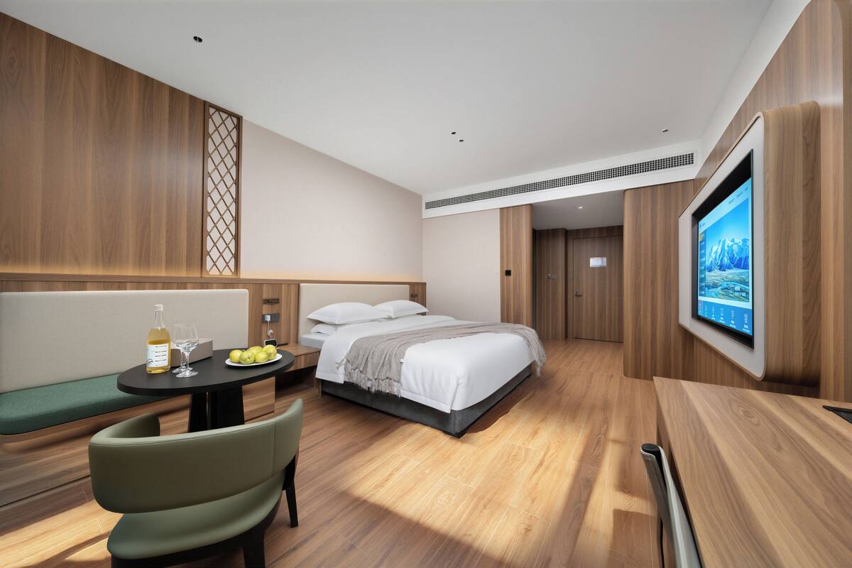 Selimut bulu angsa, minibar, tirai kedap cahaya, dan Wi-Fi gratis