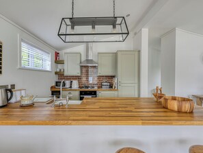 Fridge, microwave, oven, dishwasher - Loch Ness Hamptons Lodge by Interhome (Invermoriston)