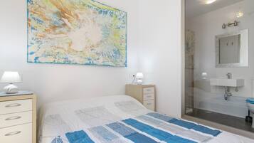 Tabla de planchar con plancha, wifi y ropa de cama